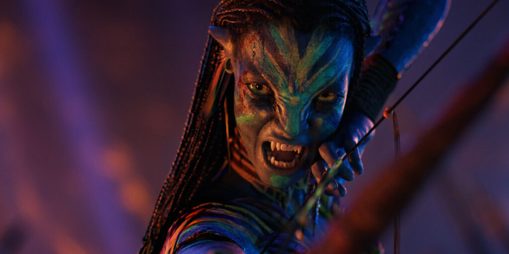 Neytiri stands hissing with a drawn bow in Avatar: Fire and Ash.